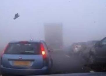 بالفيديو .. تصادم 8 سيارات بسبب الضباب