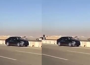 بالفيديو .. مفحط يتسبب في حادث لثلاث سيارات