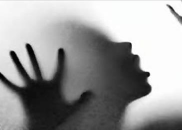 حاولت شحن هاتفها . فتم اغتصابها وضربها