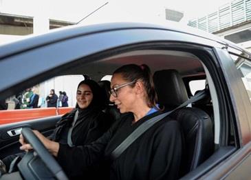 بالفيديو: سعوديات يتدربن على قيادة السيارات