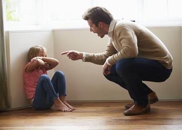 يقتل ابنته مع والدته .. ويساعدها في الإتجار بالبشر