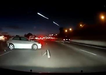 صاروخ في الفضاء يتسبب في حادث مروري .. فيديو