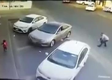فيديو .. شاب ينقذ طفلًا من الموت