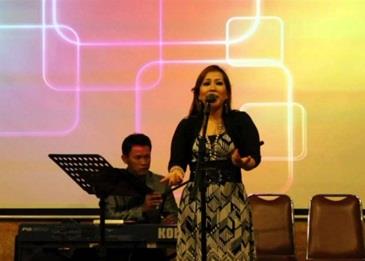 بالفيديو .. مطربة إندونيسية تشدو لأم كلثوم