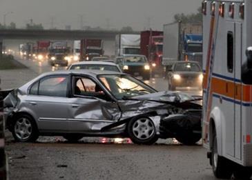 حادث مروري بعسير يوقف المرور ويسبب تكدس للسيارات