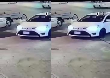 بالفيديو .. شاب ينقذ عائلة من حادث سيارة