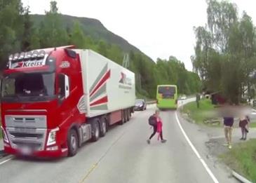 بالفيديو .. طفل ينجو بحياته في اللحظة الأخيرة قبل أن تدهسه الشاحنة