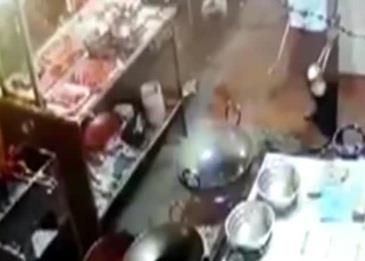 بالفيديو .. لم يعجبه الطعام فكان الحرق جزاؤه