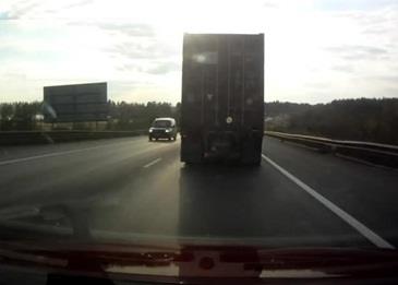 يقفز من النافذة فينجو بحياته .. فيديو