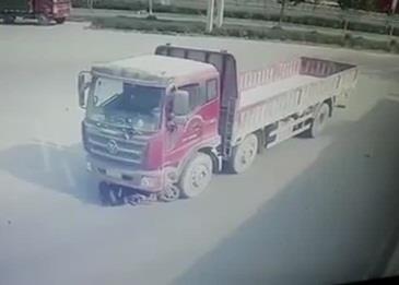 بالفيديو .. دهسها وجرها لعدة أمتار، ثم نتبه لوجودها