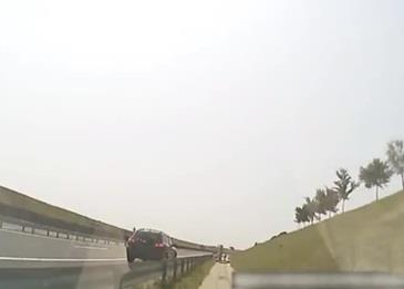 بالفيديو .. يغفو أثناء قيادة السيارة