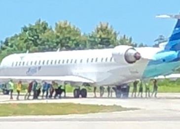 بالفيديو .. 20 رجلًا يدفعون طائرة تزن 35 ألف كيلوغرامًا