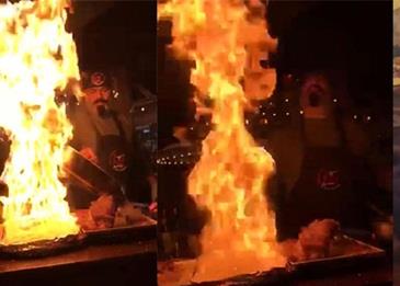 بالفيديو .. يطهو اللحم على النار فيتسبب في إشعال المطعم