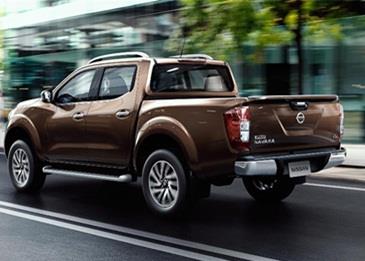 بالفيديو: سيارة بيك آب تحمل في صندوقها سيارتين!