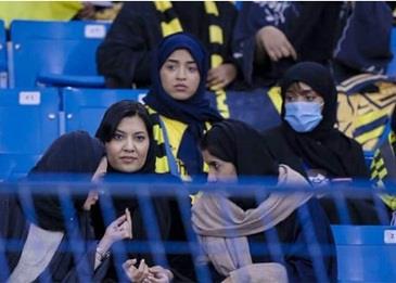 فتاة تقتحم مباراة أحد والتحاد وتثير الجدل