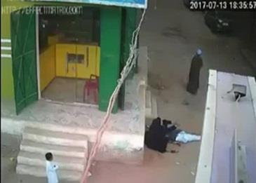 فيديو مزعج .. أب يقتل ابنه لدفاعه عن والدته