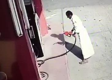 بالفيديو .. يشعل النار متعمدًا في محطة للوقود