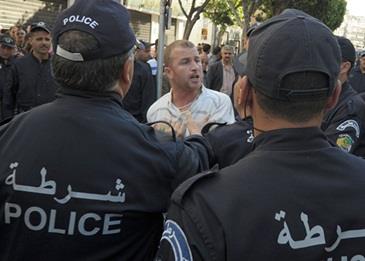 حب الأطفال .. يحبس أب ويمنع طفلة من الدراسة