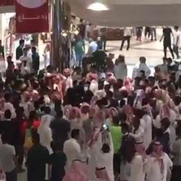بالفيديو .. تجمهر الشباب حول الفتيات في المول