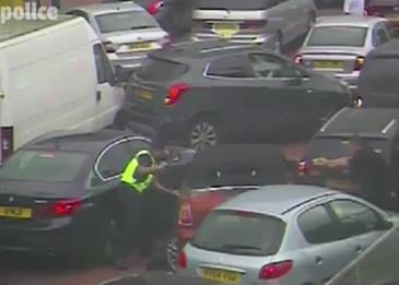 يحاول الفرار من الشرطة بخدعة ذكية ولكنها تنقلب عليه .. فيديو