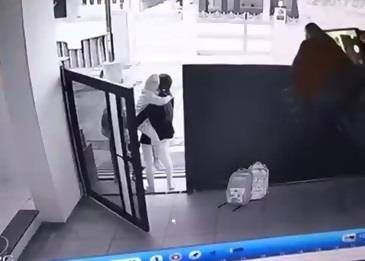 بالفيديو .. يختطف طفلًا من منزله بوجود أهله