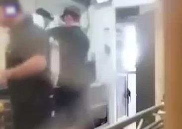 بالفيديو .. أمر مقزز يحدث داخل مطابخ مطعم للوجبات السريعة