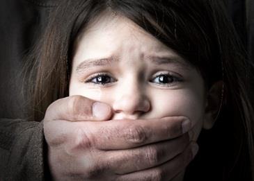 بالفيديو: اختطاف طفلة في حضور والدها!