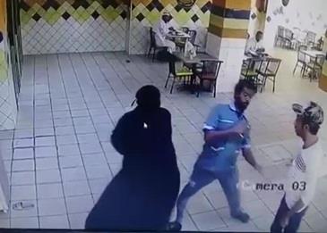 بالفيديو: فتاة تحول أحد مطاعم جدة لحلبة مصارعة!