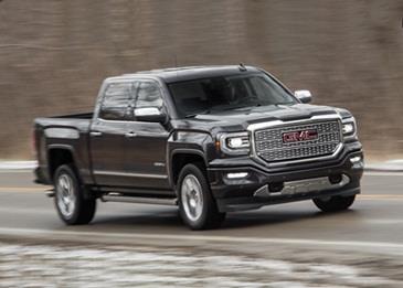 بالفيديو .. لص يرفض التخلي عن السيارة التي يريد سرقتها