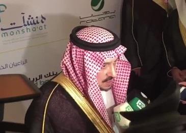 بالفيديو ... شاب يهدي أمير الرياض ساعة من ابتكاره وتصنيعه