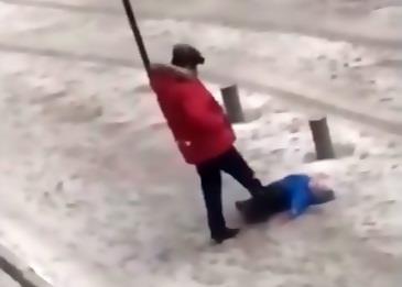 يضرب ابنه ويعنفه .. والسبب غريب .. فيديو