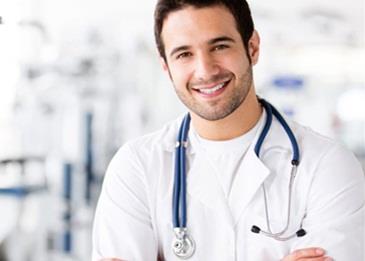 أقيل من منصبه لارتدائه الجينز