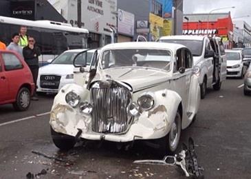 سيارة زفاف تدهس المدعوين .. فيديو