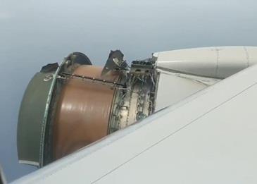 بالفيديو .. تطاير أجزاء من محرك الطائرة أثناء تحليقها