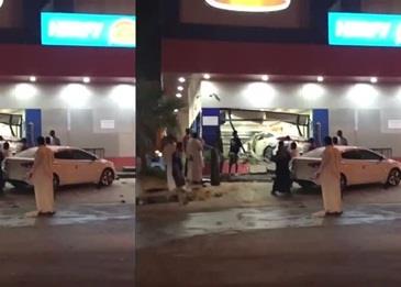بالفيديو .. سيارة تقتحم مطعمًا في الرياض