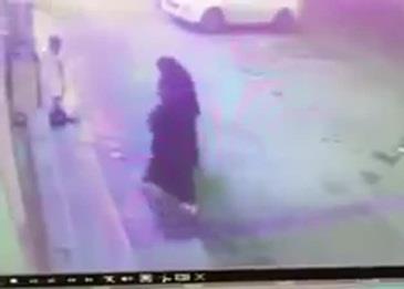 يسرق الهاتف من الفتاة ويفر هاربًا .. فيديو