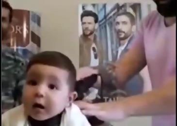 بالفيديو .. شاهد رد فعل هذا الطفل عند حلاقة شعره