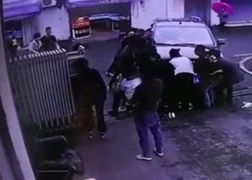 سيارة تدهس طفلة ووالدتها تحتسي القهوة .. فيديو