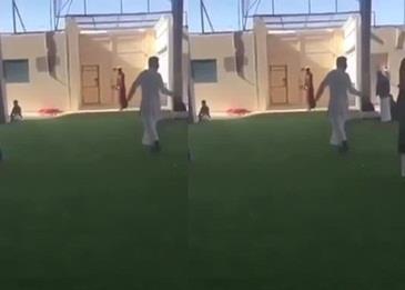 بالفيديو .. مفحط يقتحم مدرسة ويصيب الطلبة بالهلع