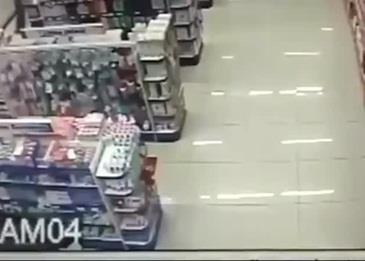 شرطي يهاجم اللصوص ومعه ابنه .. فيديو