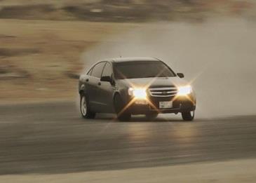 بالفيديو: مفحط كاد أن يدهس أم وطفلها بسبب تهوره!