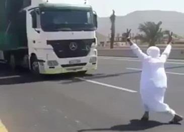 بالفيديو: شاب متهور يخاطر بحياته بالقفز أمام شاحنة نقل ثقيل على طريق سريع!