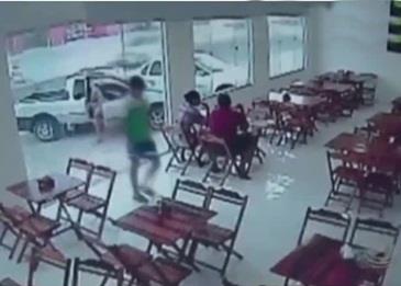 شاهد لحظة اندفاع سيارة إلى مخبز في البرازيل
