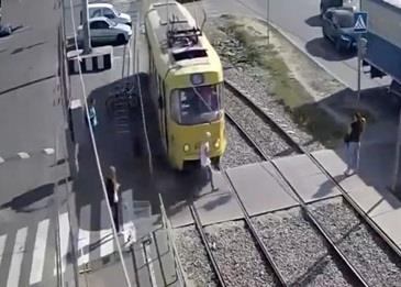 بالفيديو .. هاتف جوال يتسبب في دهس هذه السيدة