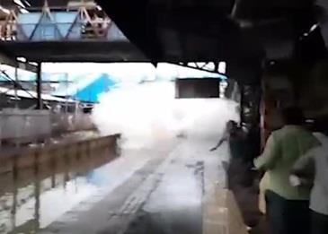 شاهد .. قطار يتسبب في فوضى مائية بالهند