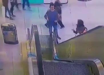 بالفيديو .. شجاعة شاب تنقذ طفلة من كارثة