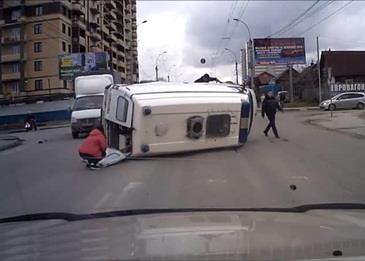 بالفيديو .. حادث مرعب لسيارة إسعاف