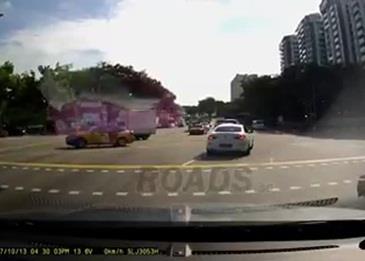 بالفيديو .. سيارة تظهر من العدم وتثيرة حيرة الجميع