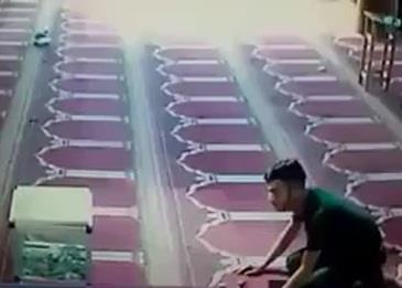 بعدما انتهى من الاستغفار . يسرق المسجد ثلاثة مرات .. فيديو