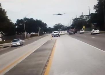 بالفيديو .. هبوطًا اضطراريًا في شارع مزدحم يسبب الرعب